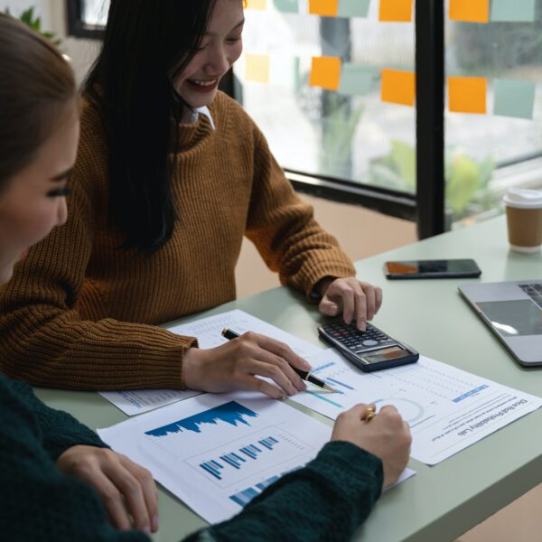 Young asian accountant meeting team in office room. concept finance and accounting